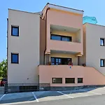 - Diklo 5887c شقة *